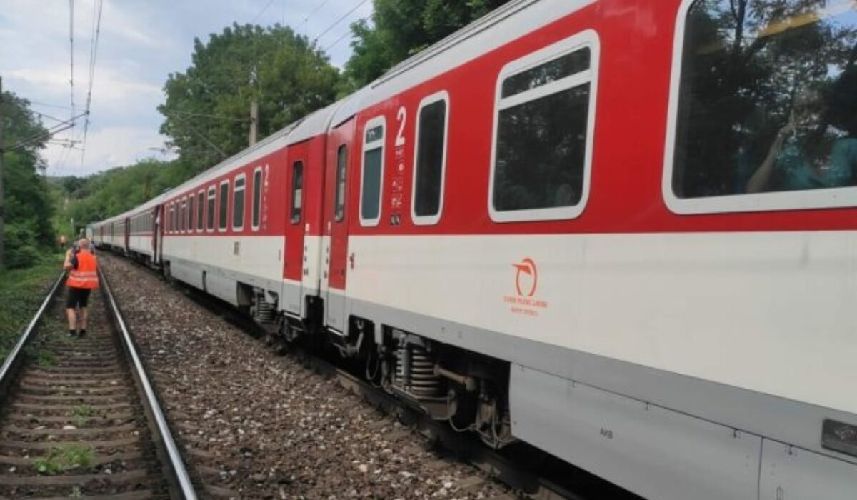 17237_520629719_1057599866567446_4877681761564123947_n-e1753362586843-640x420.jpg Smrteľná nehoda na železnici medzi Lamačom a Hlavnou stanicou v Bratislave, muž zrážku s vlakom neprežil – FOTO