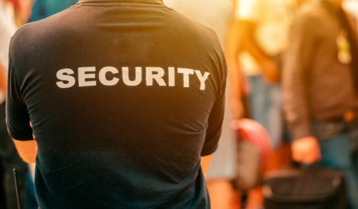 17249_gettyimages-1360493212-640x420.jpg Muž napadol v bratislavskom nákupnom centre strážnika, výtržník mal pri sebe drogy