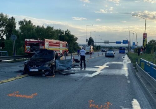 Na moste v Košiciach vypukol požiar, po zrážke s autobusom začalo jedno z áut horieť – FOTO