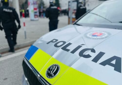 Pri tragickej nehode medzi Rozhanovcami a Čižaticami zahynula 40-ročná žena, auto ostalo zakliesnené medzi stromami