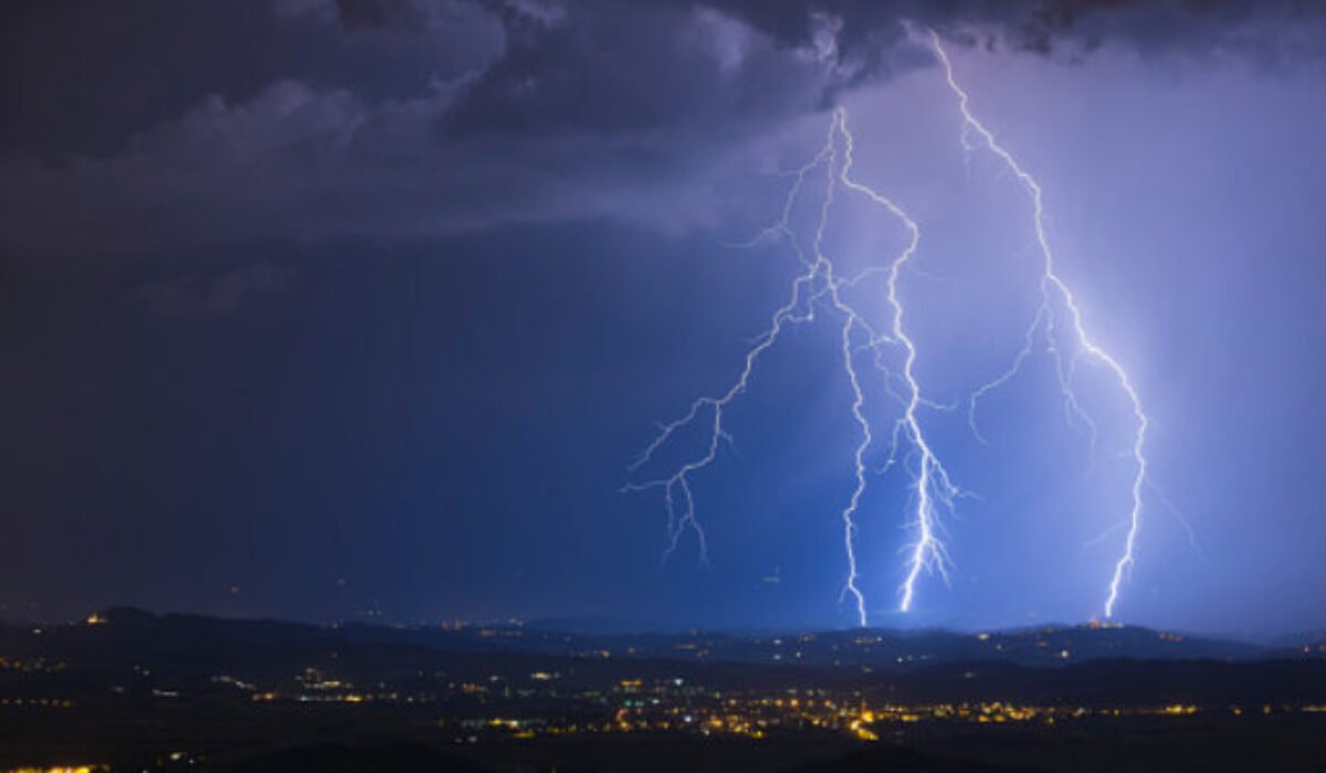 17328_gettyimages-899718924-170667a-640x420.jpg Meteorológovia varujú pred búrkami aj silným dažďom, výstraha platí pre celé Slovensko