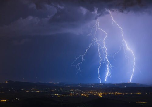 Meteorológovia varujú pred búrkami aj silným dažďom, výstraha platí pre celé Slovensko