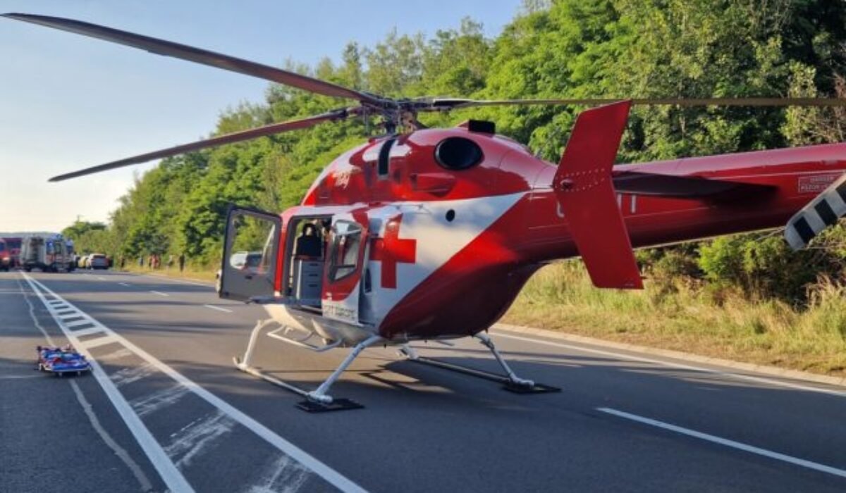 Pri Sabinove sa stala vážna dopravná nehoda. Auto narazilo do stromu, na mieste zasahuje aj vrtuľník