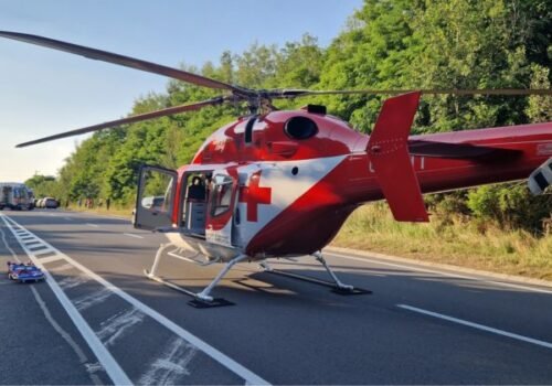 Pri Sabinove sa stala vážna dopravná nehoda. Auto narazilo do stromu, na mieste zasahuje aj vrtuľník