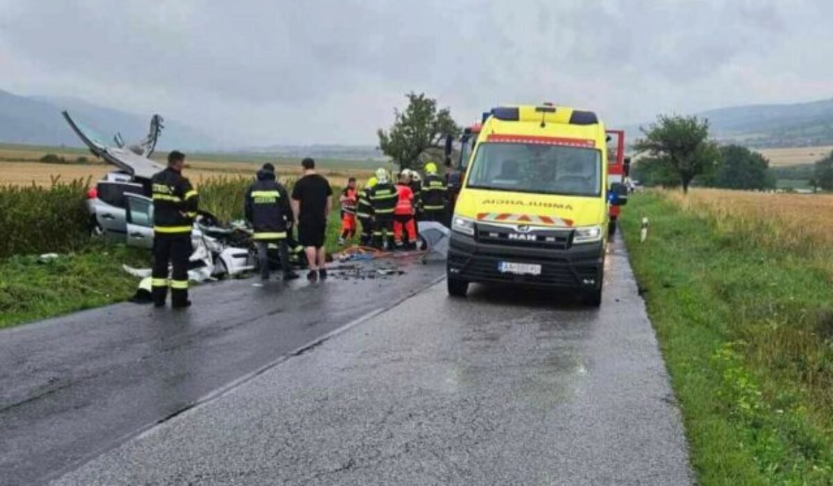 Čelná zrážka dvoch áut si vyžiadala jednu obeť, nehodu neprežila 52-ročná žena