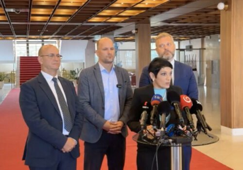 Brannobezpečnostný výbor k akcii v Dnipre nezasadal, prišlo len šesť poslancov – VIDEO