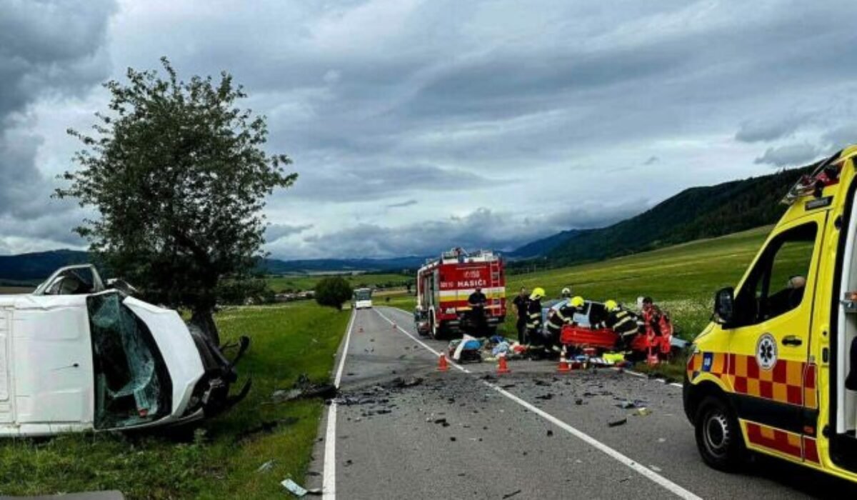 Vážna dopravná nehoda úplne uzavrela cestu medzi Hôrkou a Spišským Štiavnikom. Dvaja ľudia sú ťažko zranení – FOTO