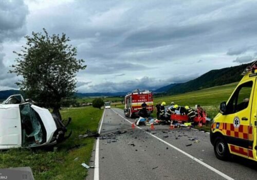 Vážna dopravná nehoda úplne uzavrela cestu medzi Hôrkou a Spišským Štiavnikom. Dvaja ľudia sú ťažko zranení – FOTO