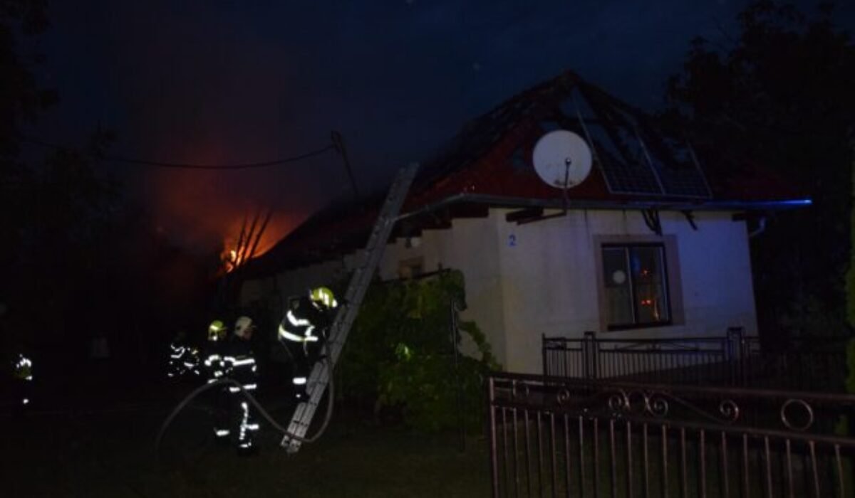 V rodinnom dome v obci Hnojné vypukol požiar, zranil sa majiteľ domu – FOTO