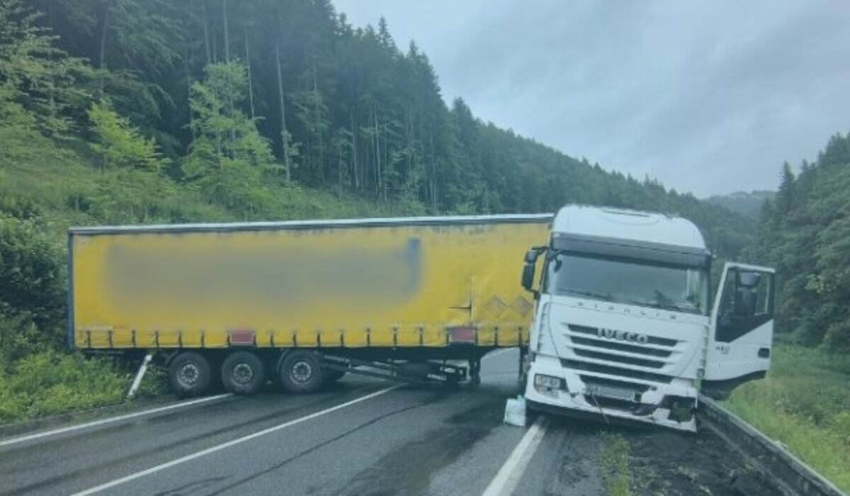Horský priechod Donovaly je pre skrížený kamión uzavretý, obchádzka vedie cez Čertovicu