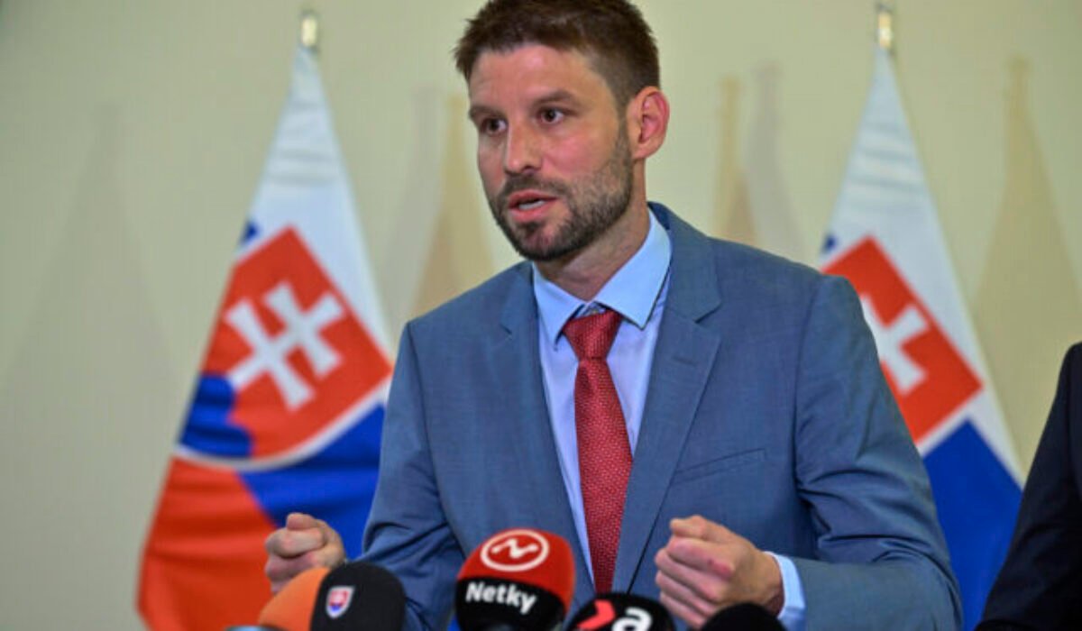 Fico blúzni o prevratoch a kazí vzťahy so spojencami, podľa Šimečku opäť odpútava pozornosť od problémov