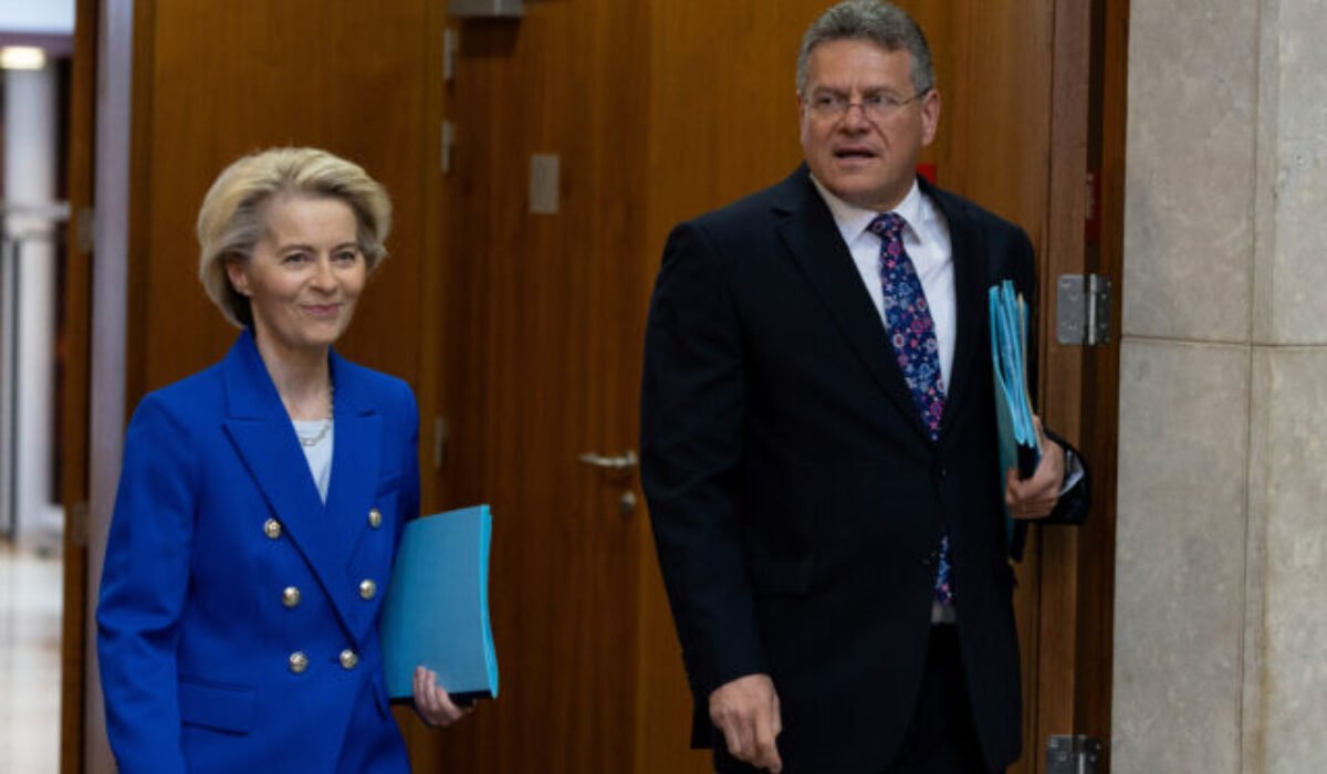 Národniari chcú odchod Šefčoviča z Európskej komisie, spolu s Ursulou von der Leyen dosiahol celoeurópsku potupu