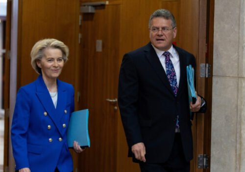 Národniari chcú odchod Šefčoviča z Európskej komisie, spolu s Ursulou von der Leyen dosiahol celoeurópsku potupu