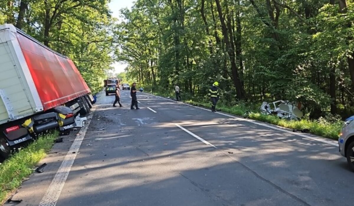 Tragickú nehodu na Záhorí neprežil 34-ročný vodič dodávky, osudnou sa mu stala zrážka s kamiónom – FOTO