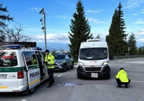 Na Ceste slobody vo Vysokých Tatrách kontrolovali autá, políciu zaujímali emisie a nadmerne zaťažené autá