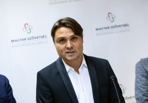 Neznámy muž strhol z fasády sídla Maďarskej aliancie dvojjazyčnú tabuľu s názvom strany, zachytila ho kamera