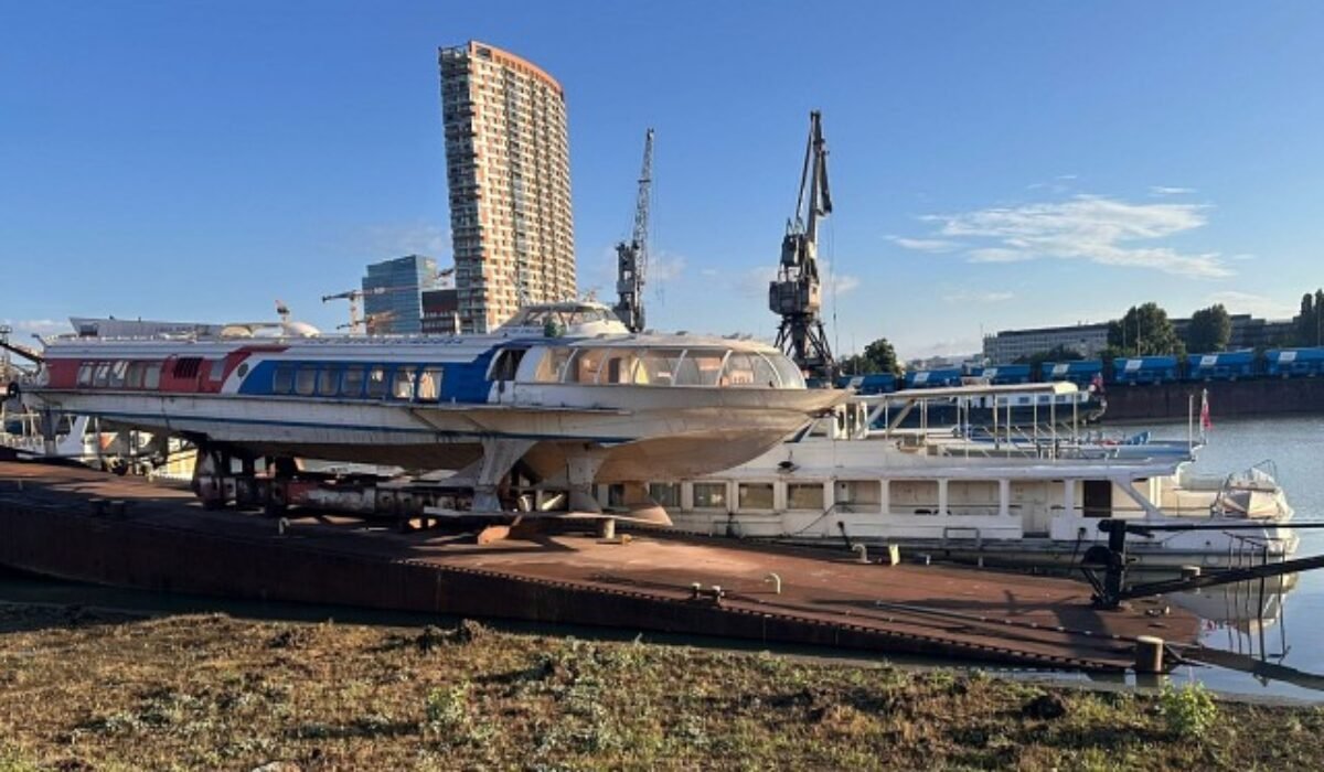 17628_ponton2.jpg Hasiči zasahujú v bratislavskom prístave, zachraňujú potápajúci sa pontón so známou loďou Raketa – FOTO