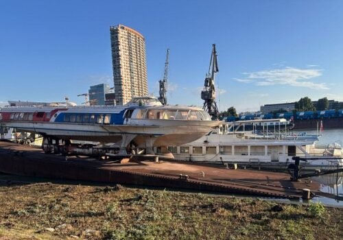 Hasiči zasahujú v bratislavskom prístave, zachraňujú potápajúci sa pontón so známou loďou Raketa – FOTO