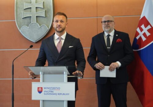 Šutaj Eštok obhajuje rýchlu pomoc obciam po veternej smršti, Kaliňák hovorí o nespochybniteľnom rekorde – VIDEO