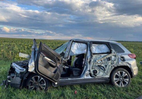 Osobné vozidlo sa zrazilo s nákladiakom smerom na Semerovo, 47-ročný vodič neprežil – FOTO