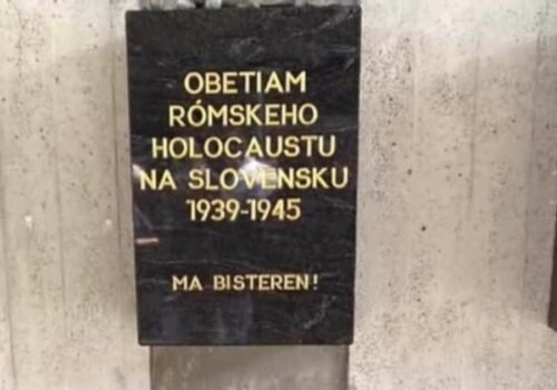 Počas druhej svetovej vojny zomrelo pol milióna ľudí pre farbu pleti, ideológie vedúce k holokaustu stále nezmizli
