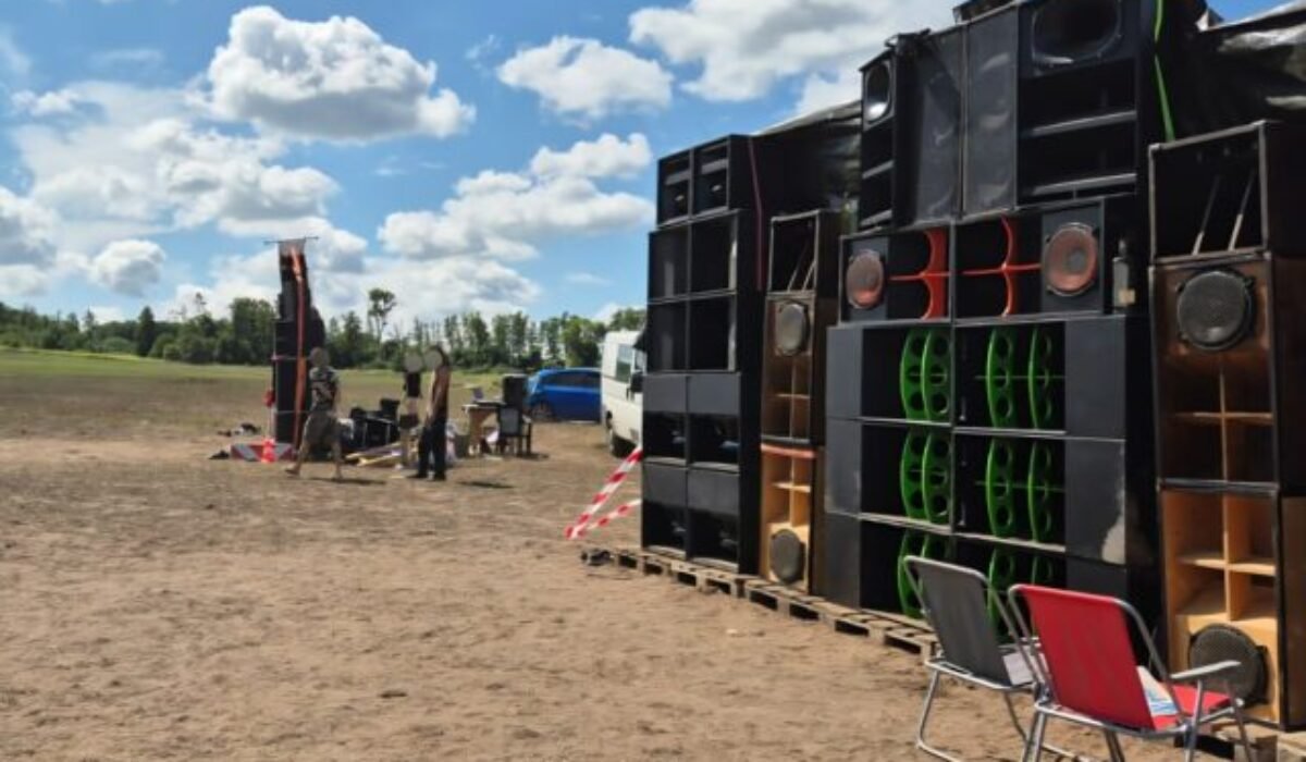 V chránenej oblasti si robili nelegálnu technoparty, zasahovalo viacero policajných hliadok aj enviropolícia – FOTO