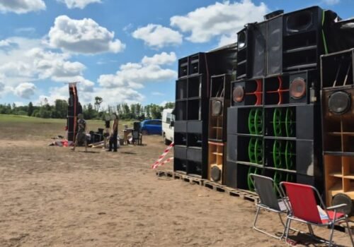V chránenej oblasti si robili nelegálnu technoparty, zasahovalo viacero policajných hliadok aj enviropolícia – FOTO