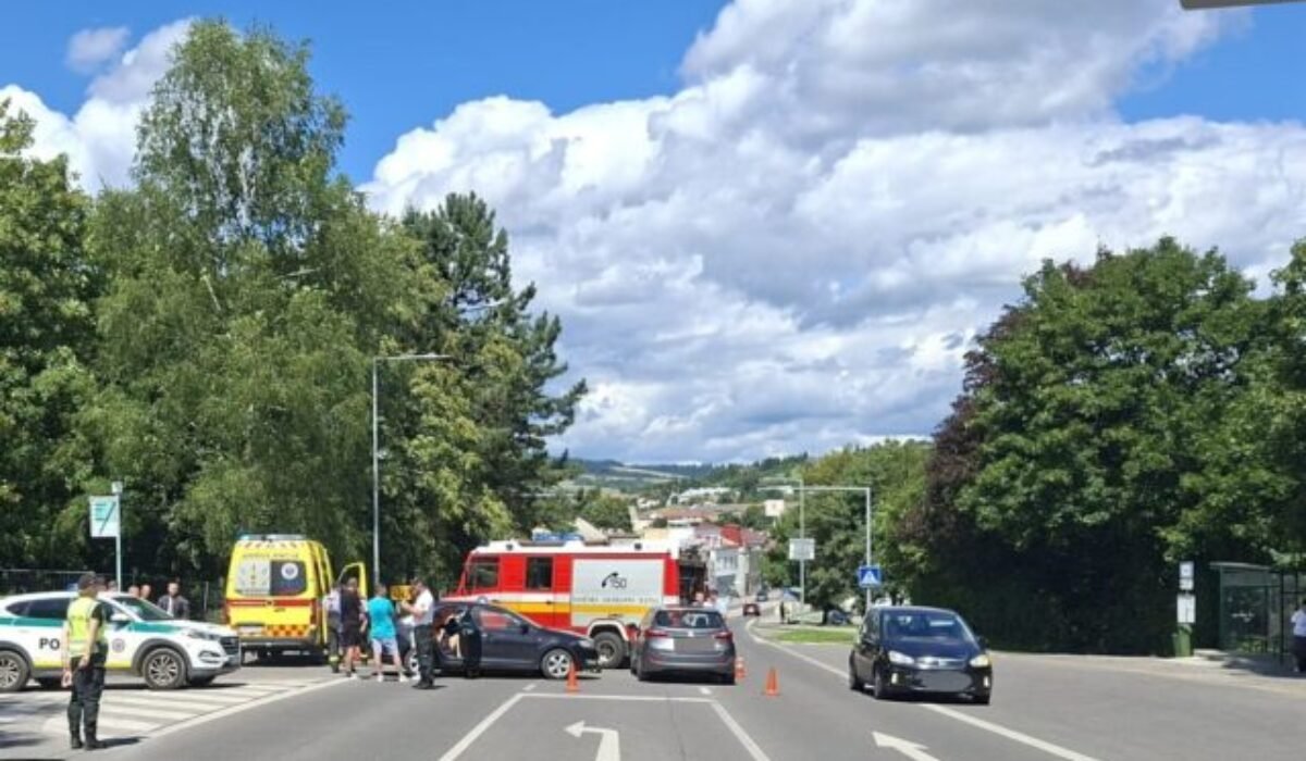 V Čadci sa zrazil motocykel s autom, 54-ročný motocyklista nehodu neprežil – FOTO