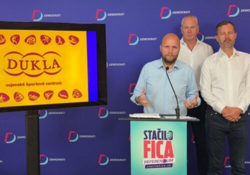 Dukla sa podľa Demokratov pod vedením nového riaditeľa rozpadá, Naď vyzýva Kaliňáka na okamžitý zásah – VIDEO