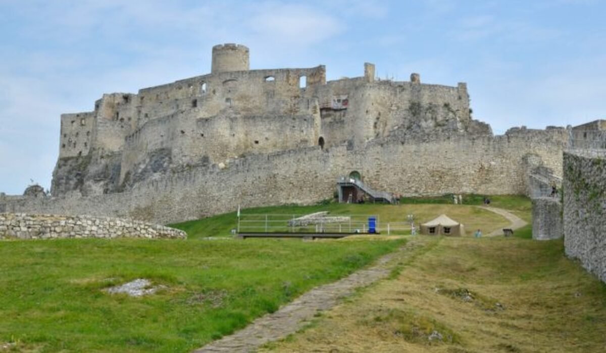 Spišský hrad láka v lete turistov na nočné prehliadky, šermiarov i rytiersky turnaj