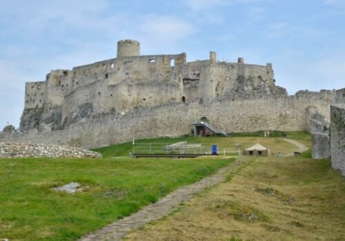 Spišský hrad láka v lete turistov na nočné prehliadky, šermiarov i rytiersky turnaj