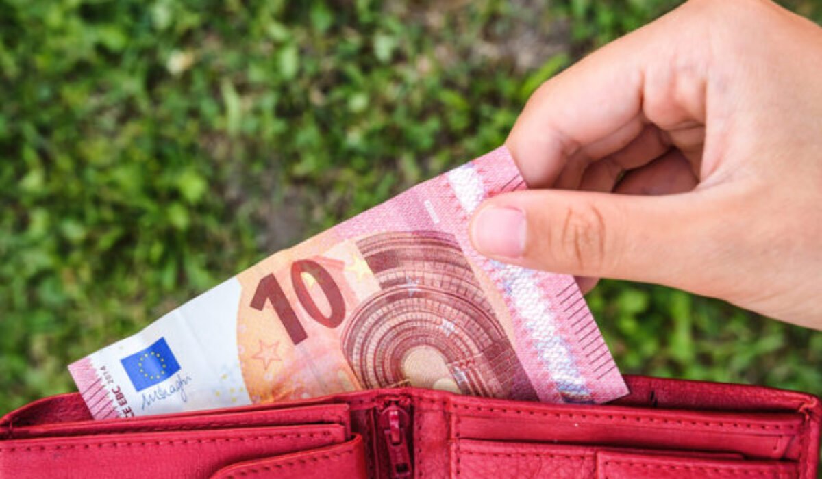 Vyžiť zo mzdy je problém pre väčšinu Slovákov, prieskum odhalil tvrdú realitu slovenských domácností
