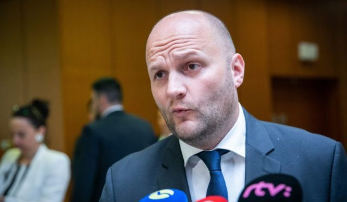 Naď má za sebou výsluch k darovaniu stíhačiek MiG-29, polícii odporučil predvolať aj amerického veľvyslanca – VIDEO