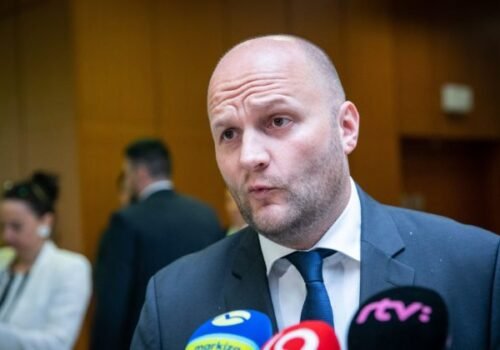 Naď má za sebou výsluch k darovaniu stíhačiek MiG-29, polícii odporučil predvolať aj amerického veľvyslanca – VIDEO