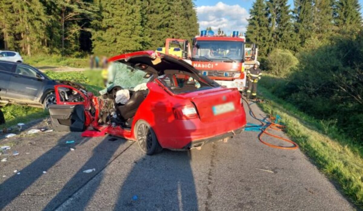 Hrôzostrašná nehoda medzi Oravskou Lesnou a Zákamenným, na mieste sa zrazili až tri autá – FOTO