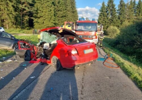 Hrôzostrašná nehoda medzi Oravskou Lesnou a Zákamenným, na mieste sa zrazili až tri autá – FOTO