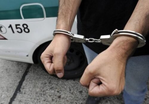 Polícia zatkla agresívneho muža, vlastnej matke sa vyhrážal zabitím