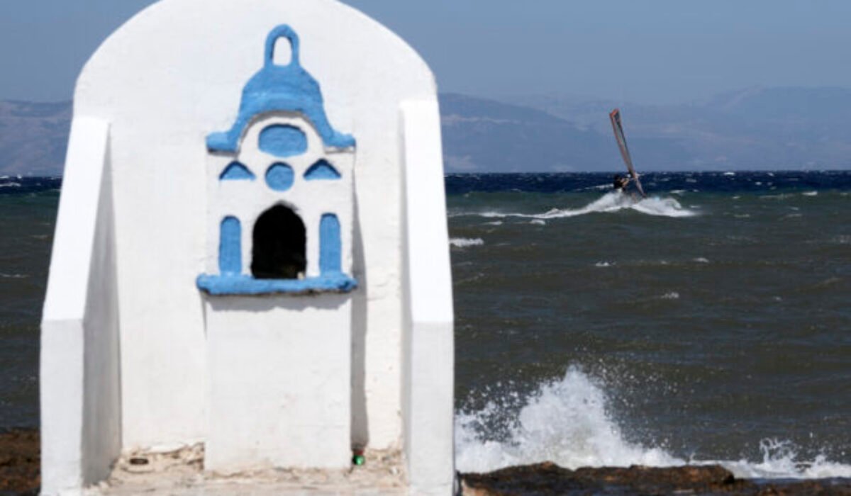 V Grécku pre silný vietor zastavili trajektovú dopravu, dvaja turisti prišli v mori o život