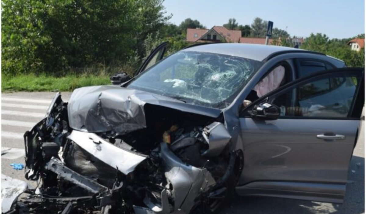 Záchranné zložky zasahovali pri čelnej zrážke dvoch áut, zranenia utrpeli až tri osoby – FOTO