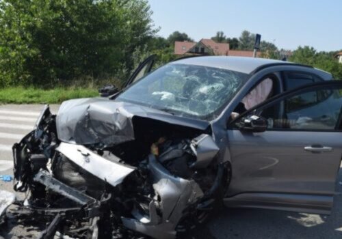 Záchranné zložky zasahovali pri čelnej zrážke dvoch áut, zranenia utrpeli až tri osoby – FOTO