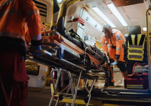 Policajné auto po čelnej zrážke odletelo na chodník a zrazilo chodca, je v kritickom stave