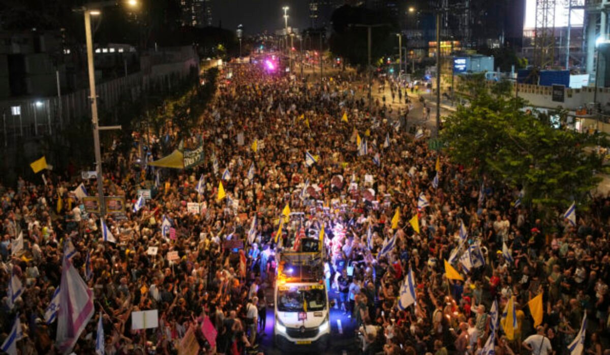Tisíce ľudí protestovali v Tel Avive proti krokom izraelskej vlády rozšíriť vojnu v Pásme Gazy – FOTO