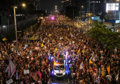 Tisíce ľudí protestovali v Tel Avive proti krokom izraelskej vlády rozšíriť vojnu v Pásme Gazy – FOTO