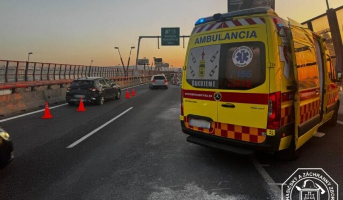 Na diaľnici D1 v Bratislave skončilo auto na streche, nehoda sa stala v pondelok ráno – FOTO