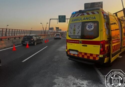 Na diaľnici D1 v Bratislave skončilo auto na streche, nehoda sa stala v pondelok ráno – FOTO