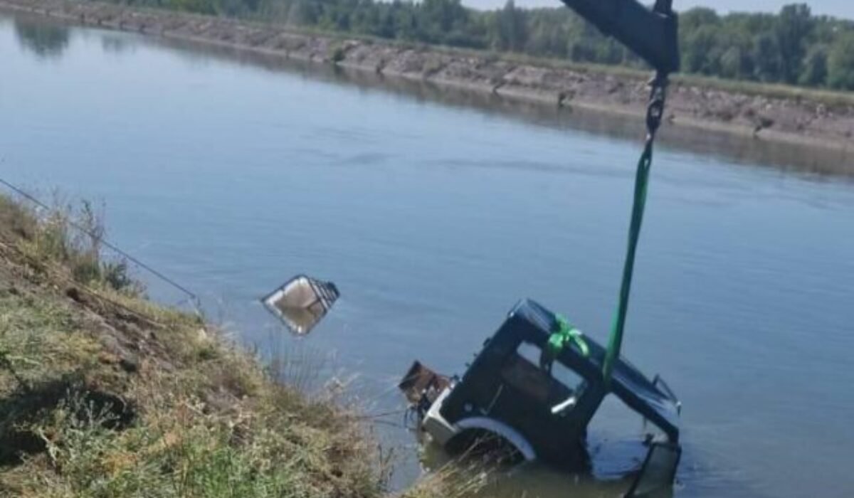 V Beluši sa zosunulo auto s prívesom do kanála, tragédia si vyžiadala život 73-ročného muža