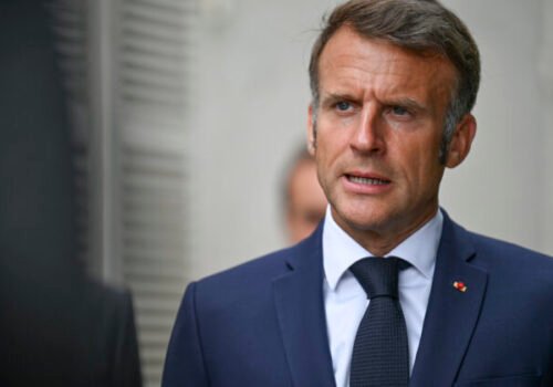 O ukrajinských územiach môže s Ruskom rokovať iba Zelenskyj, vyhlásil Macron