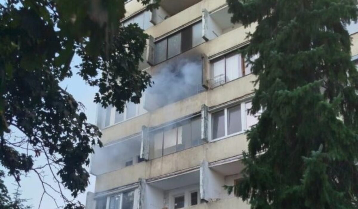 V Petržalke horel byt na štvrtom poschodí, obyvateľov evakuovali – FOTO