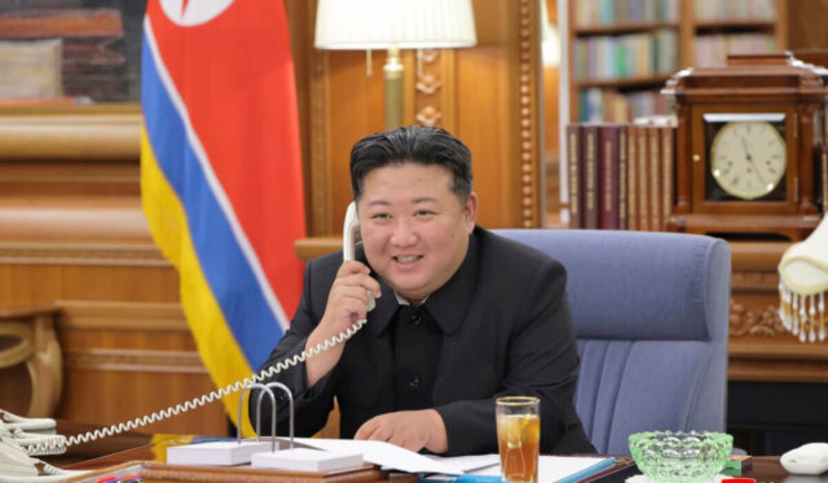 Kim Čong-un ukázal svetu novú balistickú raketu, po boku mal ruských a čínskych lídrov – FOTO