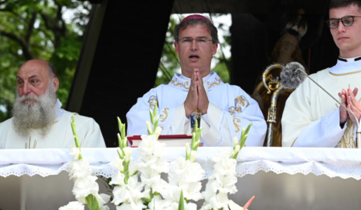 Spišský biskup František Trstenský vyzýva k modlitbám za rokovanie na Aljaške – VIDEO